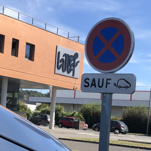 Une borne de recharge pour véhicule électrique à la NEF !